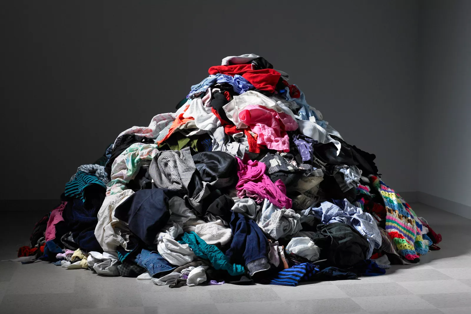este-es-el-impacto-ambiental-de-la-ropa-que-descartamos-por-qu