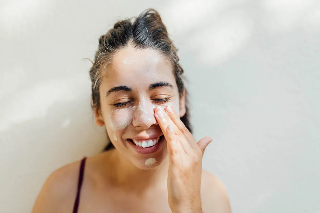Maquillaje de verano que no se derrite: trucos y productos clave para sobrevivir al calor en la ciudad