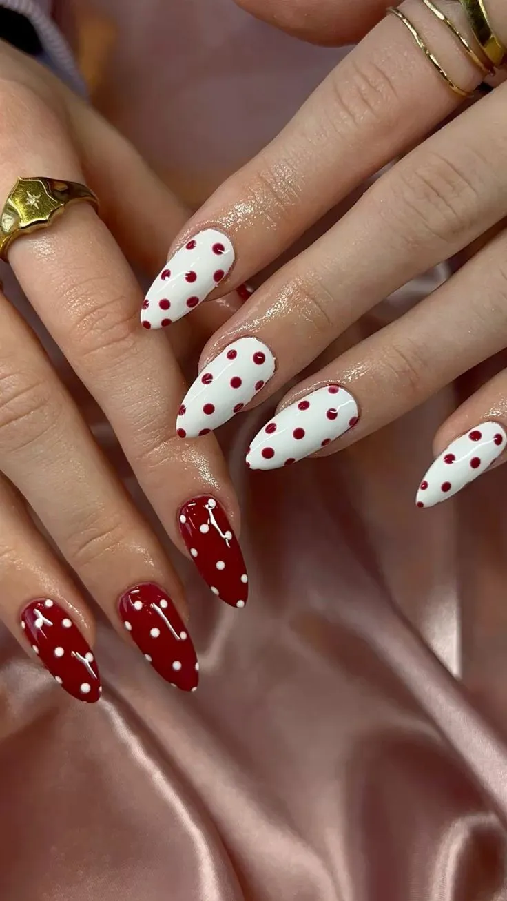 Las uñas con lunares son tendencia este 2025