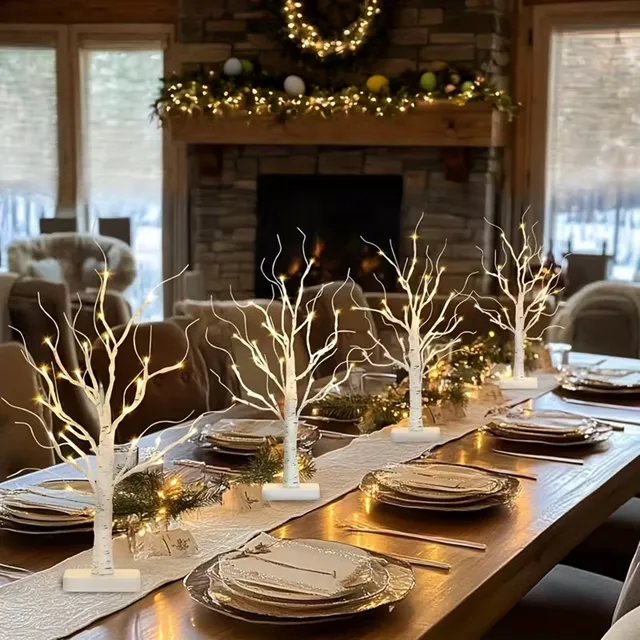 Foto de centro de mesa navideño con arboles led