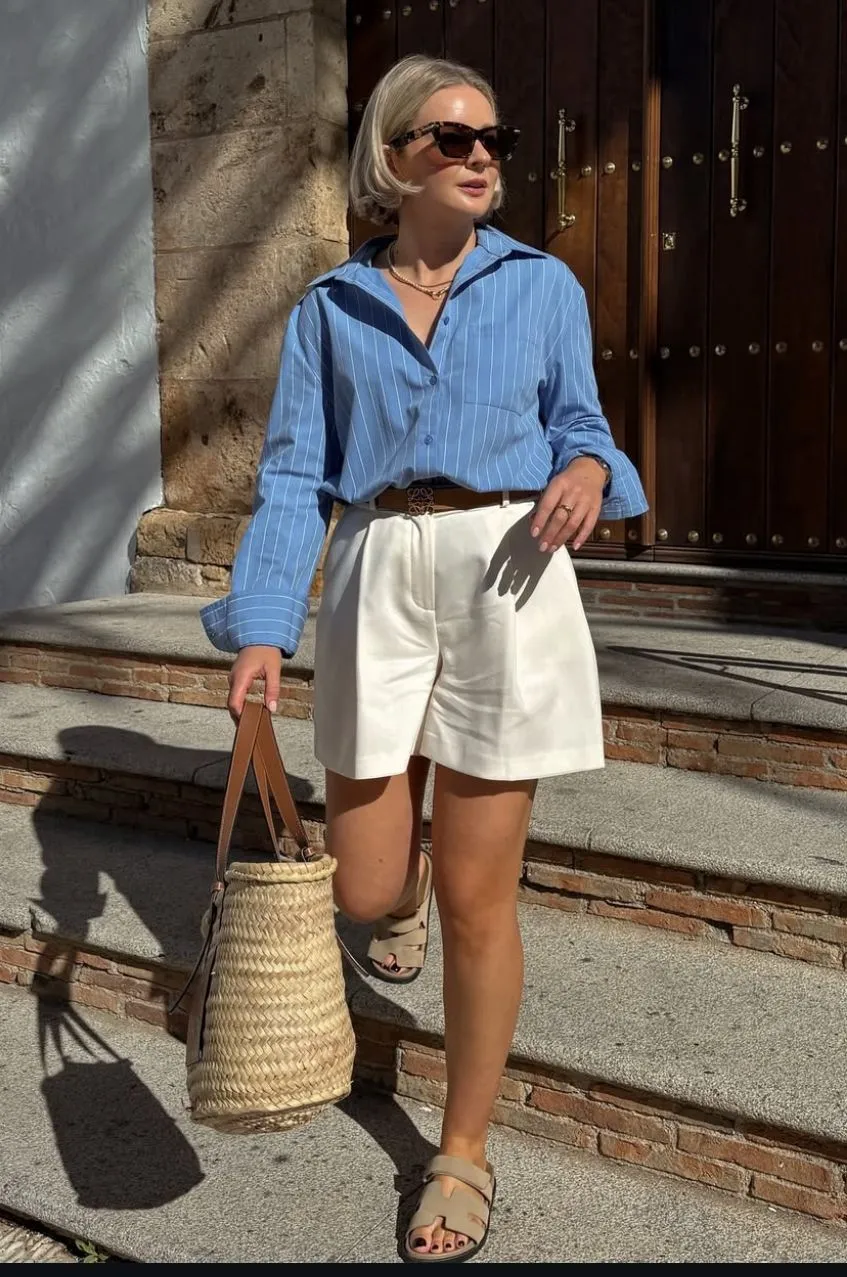 Las sandalias planas de cuero suave, las soft o tipo nube, y unas zapatillas de lona claras son aliados que no fallan.