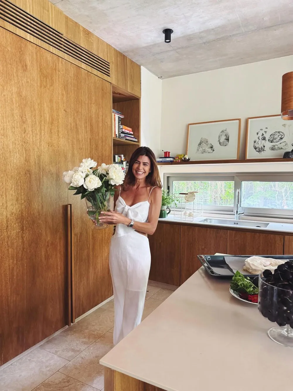 Juliana escogió una silueta que se ciñe al cuerpo sin perder suavidad: un escote drapeado con breteles finos que suman romanticismo, y recortes laterales que marcan la cintura sin exagerar.