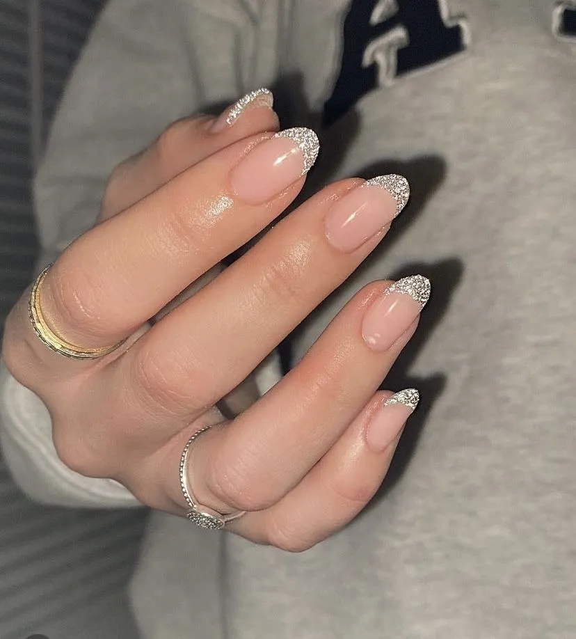 Clásicas y elegantes: 5 diseños de francesitas con brillo perfectas para fin de año