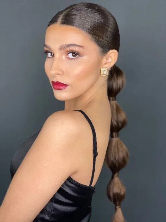 Si tenés poco pelo o querés generar textura, este peinado se vuelve tu mejor amigo. 