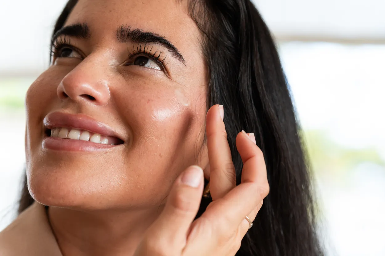 La base de todo look sigue siendo una piel que se vea hidratada, descansada y natural. 