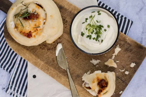 Espirales de tomates secos, romero y provolone