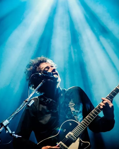 Gustavo Cerati tocando en vivo.