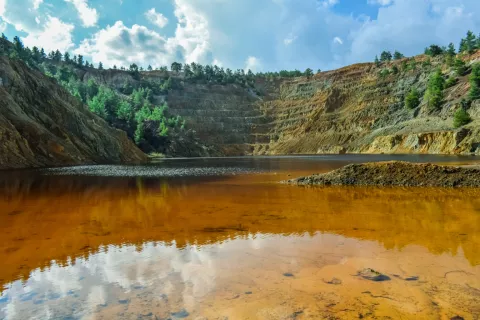 Lago ácido contaminado por la megaminería