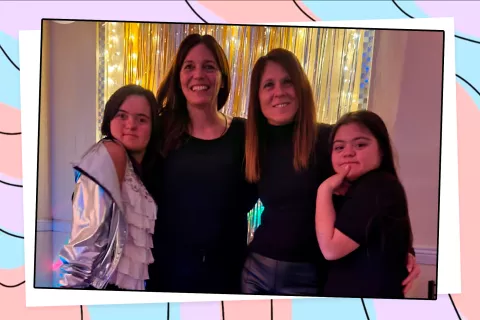 Dolo es mamá de Delfi, una chica muy alegre, curiosa y enamoradiza. Gaby es mamá de Juana; una quinceañera muy cariñosa, empática e inteligente.