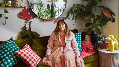 En el living, sillón (@shoroestudio), almohadones cuadrillé (@mercedessegura_), manta tejida por su abuela, perrito amarillo de trapo (@globodetrapo) y hongos y pajaritos, hechos por Gisela Ramos Hoff. ¿Su outfit? Todo comprado en ferias americanas.