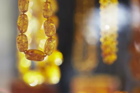 Collares y pulseras de ámbar: ¿para qué sirven?