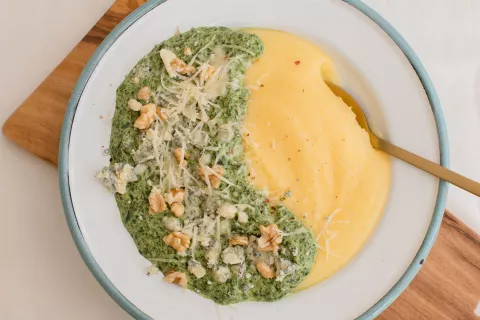 Polenta con crema de espinacas, queso azul y nueces