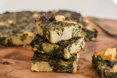 Tortilla al horno de hojas de acelga, remolacha y papas