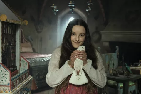 Bella Ramsey como Lady Catherine.