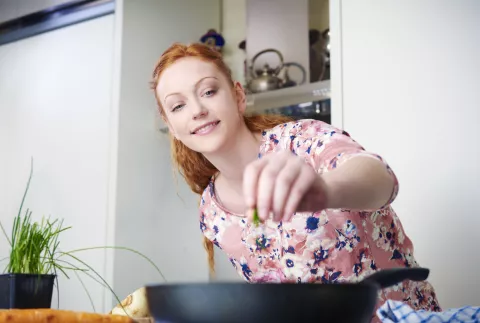 mujer cocinando