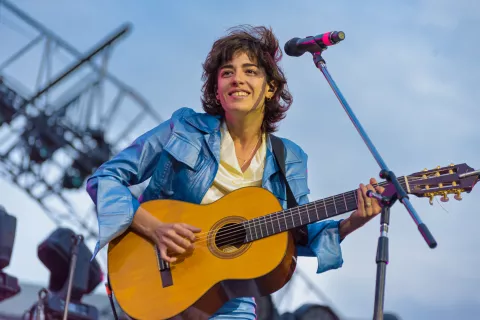 Zoe Gotusso ayer en River, abriendo el concierto de Coldplay.