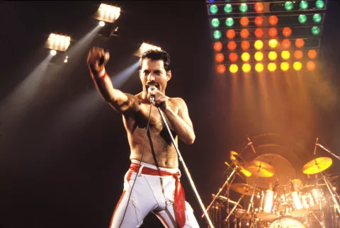 Freddie Mercury cantando durante el show.