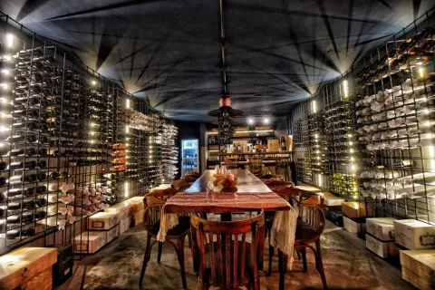 Un restaurante a media hora de la ciudad con bodega, cabañas y un menú de fin de año diseñado especialmente con productos de mar.