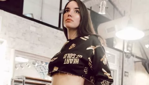 Martina Cabrera es diseñadora de indumentaria y experta en historia de la vestimenta. Desde 2016, propone una nueva mirada sobre el mundo fashion y sus tendencias.