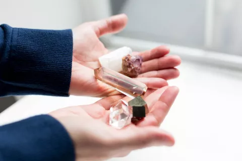 Cómo limpiar tus cuarzos y cristales en casa.
