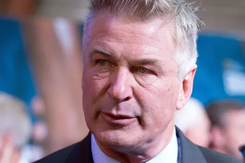 Alec Baldwin acusado de homicidio involuntario.