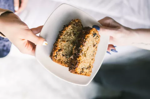 Una receta fácil y rica para hacer budín de banana.