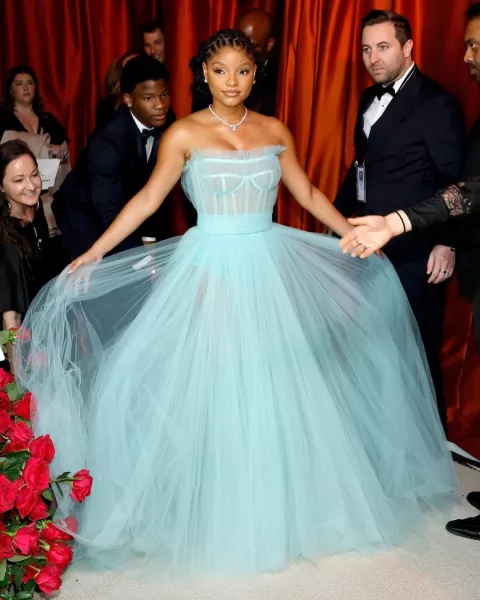 Halle Bailey con un vestido de Dolce Gabbana en los Oscars 2023