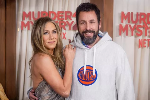 Jennifer Aniston y Adam Sandler en la red carpet de Misterio a la vista.