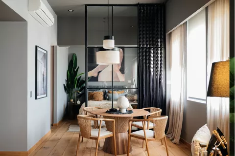 Mix de tendencias en el espacio de Gaby Orlando: comedor circular, divisor que deja ver más allá y un dormitorio protagonista con textiles, arte y verde natural