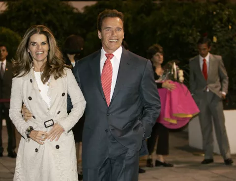 En 2006, el entonces gobernador de California Arnold Schwarzenegger llegaba a la Ciudad de México con la primera dama Maria Shriver. (AP Foto/Marcio José Sánchez, archivo)