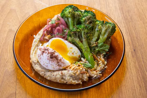 AVG Electric Café tiene un hummus increíble que viene con brócoli.
