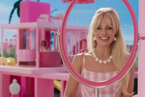 Margot Robbie, la protagonista de Barbie, en el último trailer de cara al esterno de la película