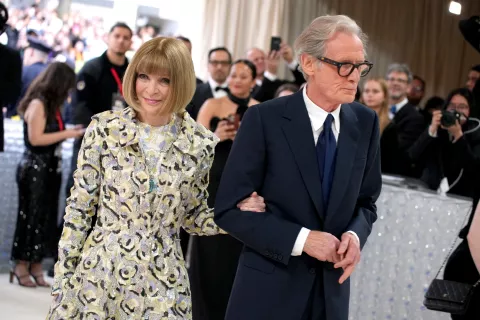 Anna Wintour junto a Bill Nighy, en la MET Gala 2023.