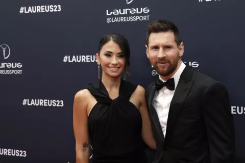 Anto Roccuzzo y Lio Messi durante la alfombra roja.