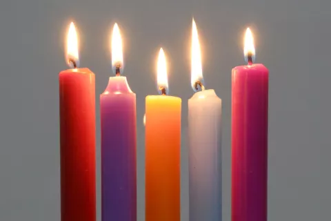 Velas de dos colores: cuál prender según tu intención.