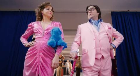 Elizabeth Banks y Zach Galifianakis, dos de los protagonistas de La fiebre de los peluches Beanie.
