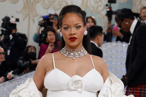 Rihanna: así es el impresionante reloj de más de medio millón de euros que llevó al desfile de Louis Vuitton.