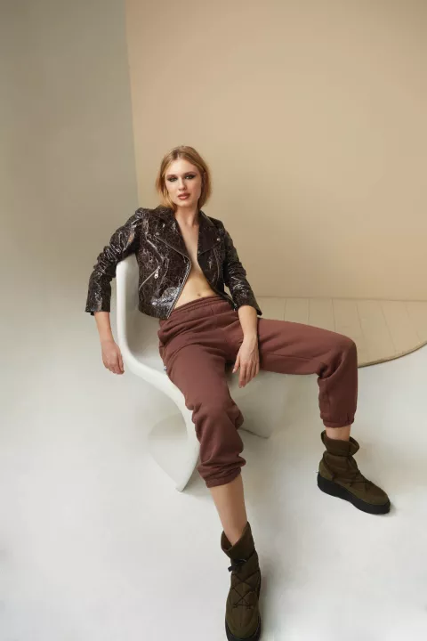 Chaqueta de cuero y jogging (Las Pepas, $169.900 Y $29.900), botas (Gusmán, $72.900).
