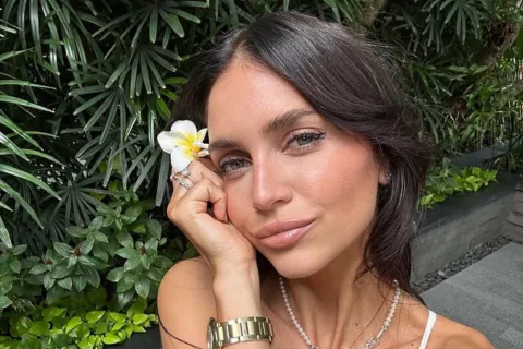 Zaira Nara.