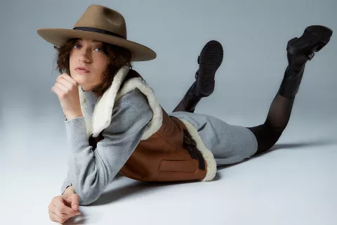 CHALECO DE CUERO (MYM, $159.900), VESTIDO DE PUNTO (WHY DONNA, $35.000), MEDIAS (MARIA GOROF), BOTAS (LU BOLOQUE, $61.490), SOMBRERO DE FIELTRO (COMPAÑÍA DE SOMBREROS, $35.000).