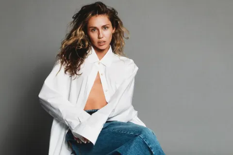 Used to Be Young, la flamante canción estreno de Miley Cyrus, ya está disponible en todas las plataformas digitales.