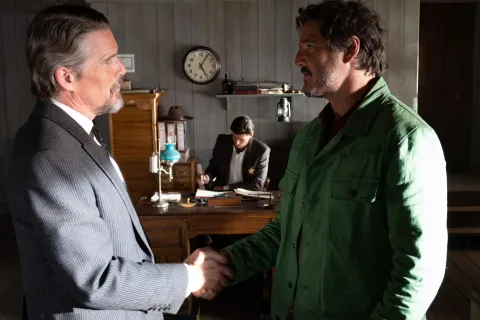 "Una extraña forma de vida", el corto de Almodóvar protagonizado por Ethan Hawke y Pedro Pascal.