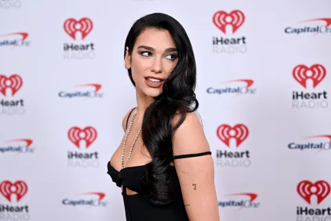 Dua Lipa recomienda un libro clásico de la literatura latinoamericana.