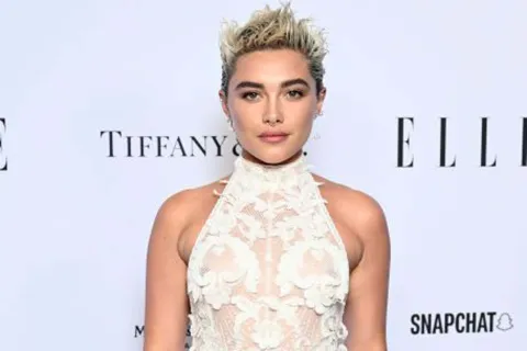 Florence Pugh impactó con un vestido con escote y transparencias