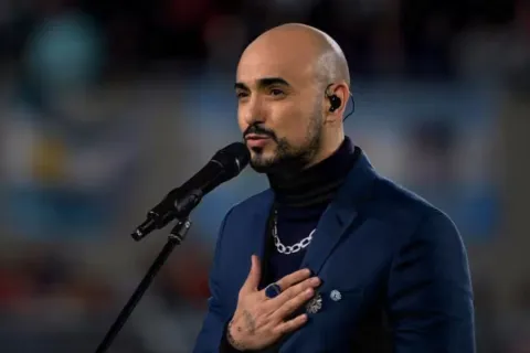 El popular cantante, Abel Pintos, será el encargado de entonar las estrofas del himno nacional en la previa del partido entre la Selección Argentina y Colombia.