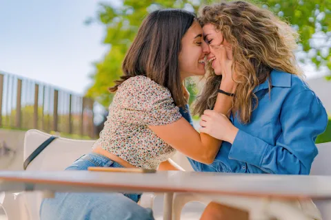 La definición más simple de bisexualidad habla de la potencialidad de sentirse atraído o atraída por personas del propio género, así como de cualquier otro.