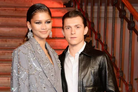 Zendaya cumplió años y Tom Holland lo celebra compartiendo sus sorprendentes fotos casuales.