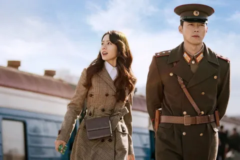 Aterrizaje de emergencia en tu corazón está disponible en Netflix.
