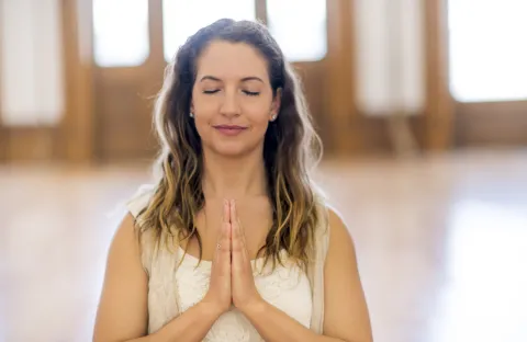Mujer meditando