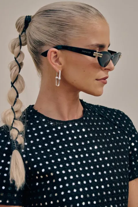 Trenza alta con cinta.